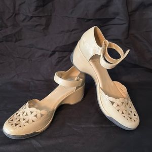 Gentle used Nurture tan leather comfort shoe.